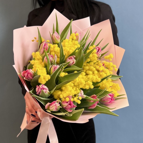 15 пионовидных тюльпанов с мимозой