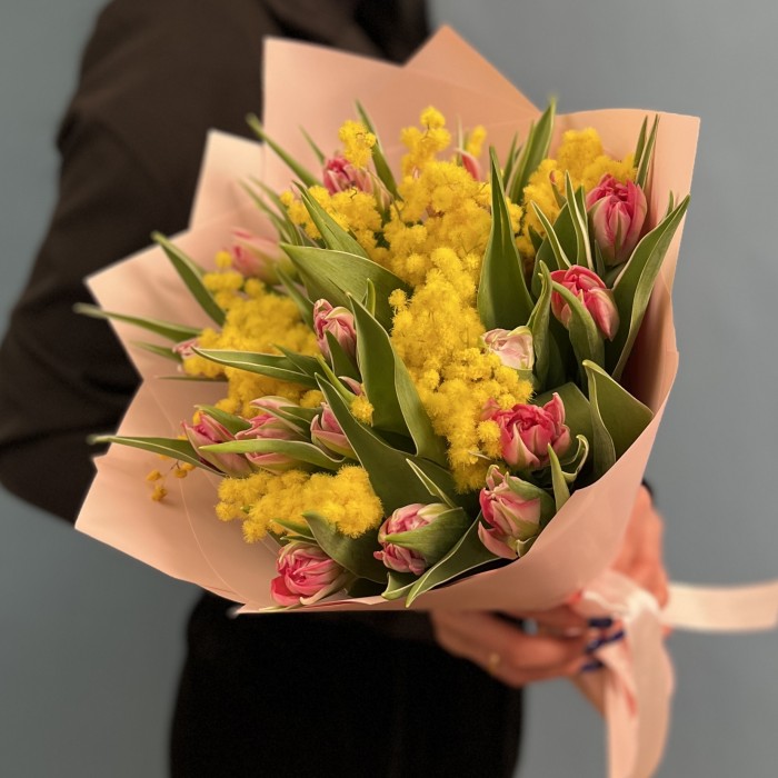 15 пионовидных тюльпанов с мимозой