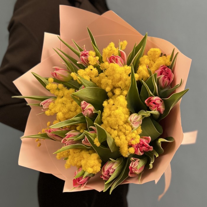 15 пионовидных тюльпанов с мимозой