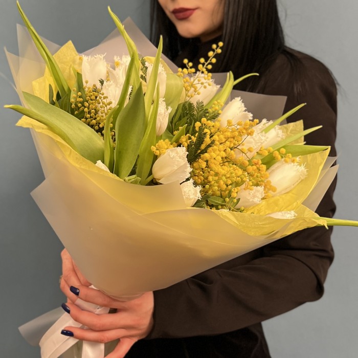 Белые тюльпаны с мимозой Запах Весны