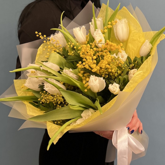 Белые тюльпаны с мимозой Запах Весны