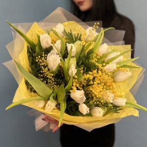 Белые тюльпаны с мимозой Запах Весны