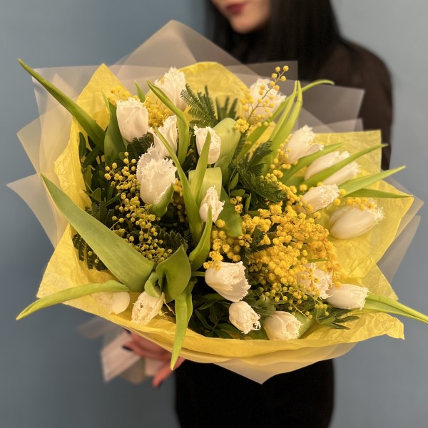 Белые тюльпаны с мимозой Запах Весны