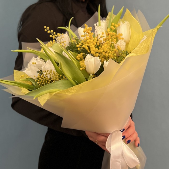Белые тюльпаны с мимозой Запах Весны