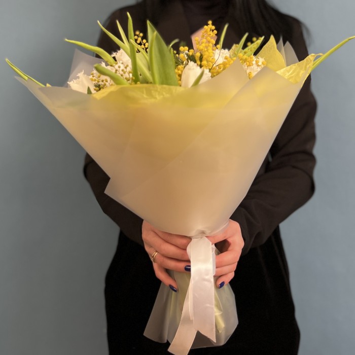 Белые тюльпаны с мимозой Запах Весны