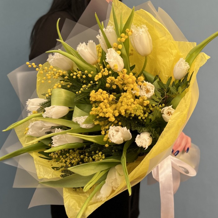 Белые тюльпаны с мимозой Запах Весны