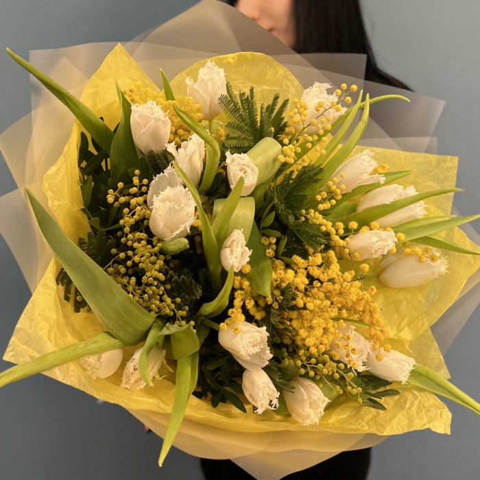 Белые тюльпаны с мимозой Запах Весны