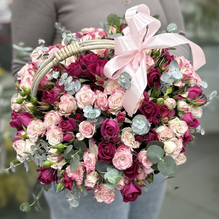 Нежные кустовые розы в корзине с эвкалиптом