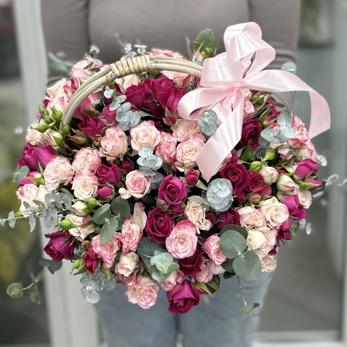 Нежные кустовые розы в корзине с эвкалиптом
