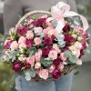 Нежные кустовые розы в корзине с эвкалиптом