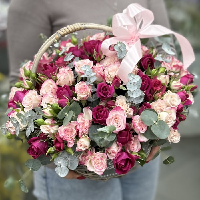 Нежные кустовые розы в корзине с эвкалиптом