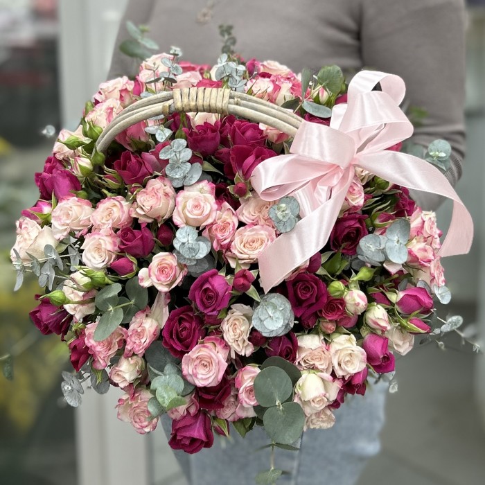 Нежные кустовые розы в корзине с эвкалиптом