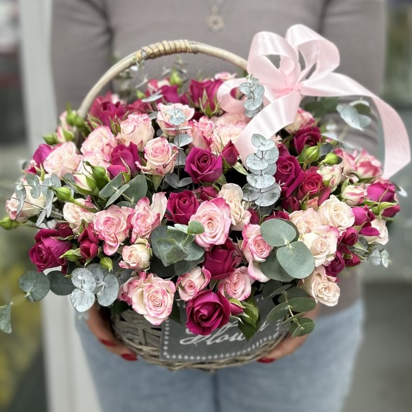 Нежные кустовые розы в корзине с эвкалиптом