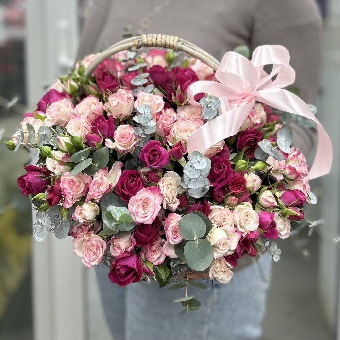 Нежные кустовые розы в корзине с эвкалиптом