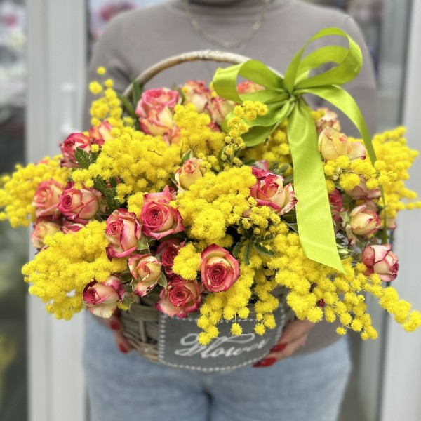 Ароматная мимоза с кустовыми розами в корзине