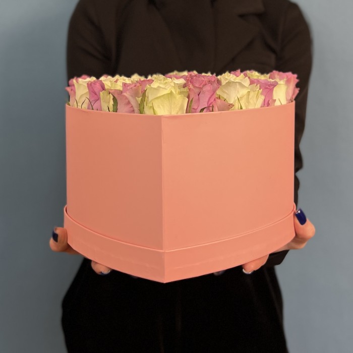 Коробка Сердце с сиреневыми и белыми розами