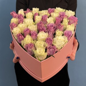 Коробка Сердце с сиреневыми и белыми розами