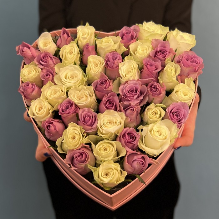 Коробка Сердце с сиреневыми и белыми розами