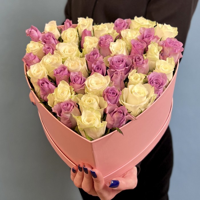 Коробка Сердце с сиреневыми и белыми розами