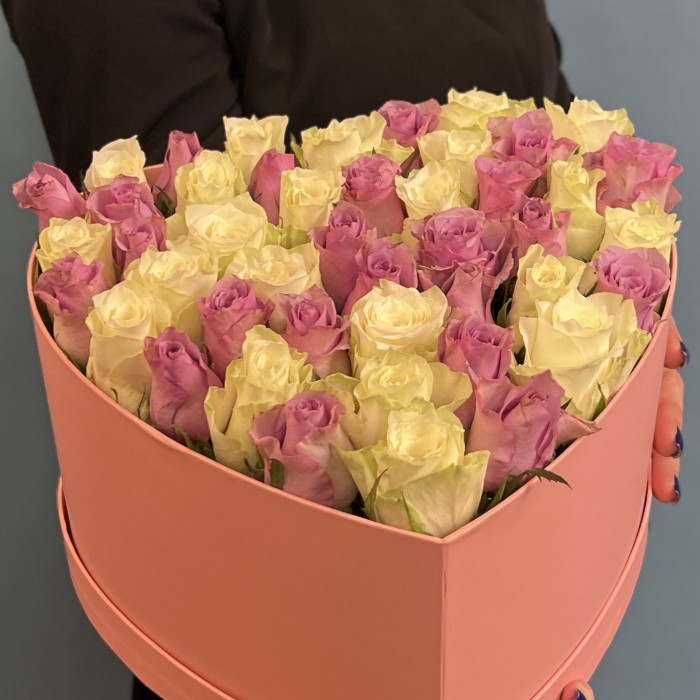 Коробка Сердце с сиреневыми и белыми розами