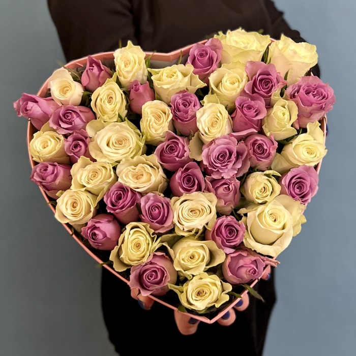 Коробка Сердце с сиреневыми и белыми розами