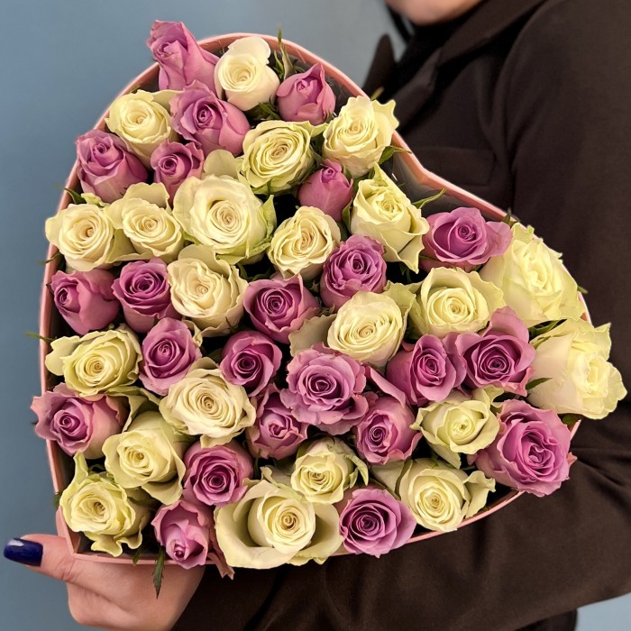 Коробка Сердце с сиреневыми и белыми розами