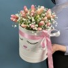 25 нежно розовых тюльпанов в коробке кошечка