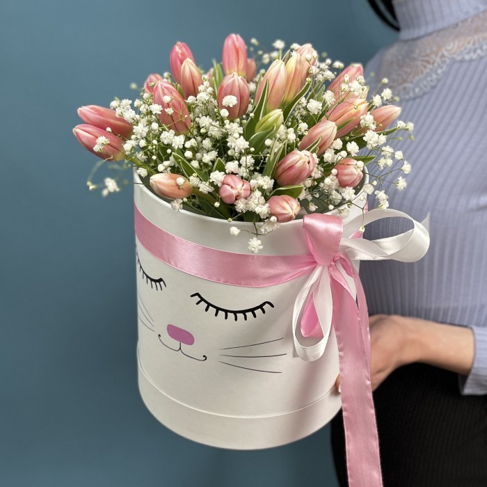 25 нежно розовых тюльпанов в коробке кошечка