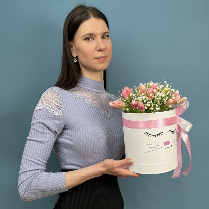 25 нежно розовых тюльпанов в коробке кошечка