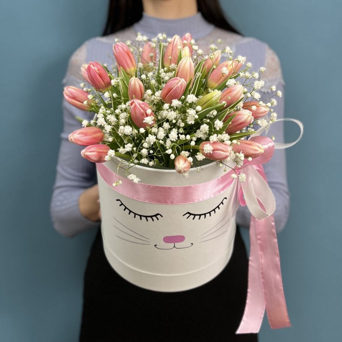 25 нежно розовых тюльпанов в коробке кошечка