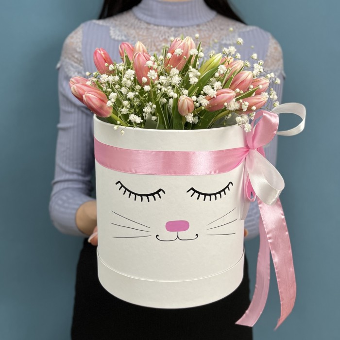 25 нежно розовых тюльпанов в коробке кошечка