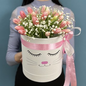 25 нежно розовых тюльпанов в коробке кошечка