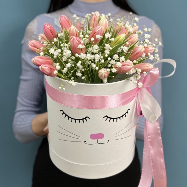 25 нежно розовых тюльпанов в коробке кошечка