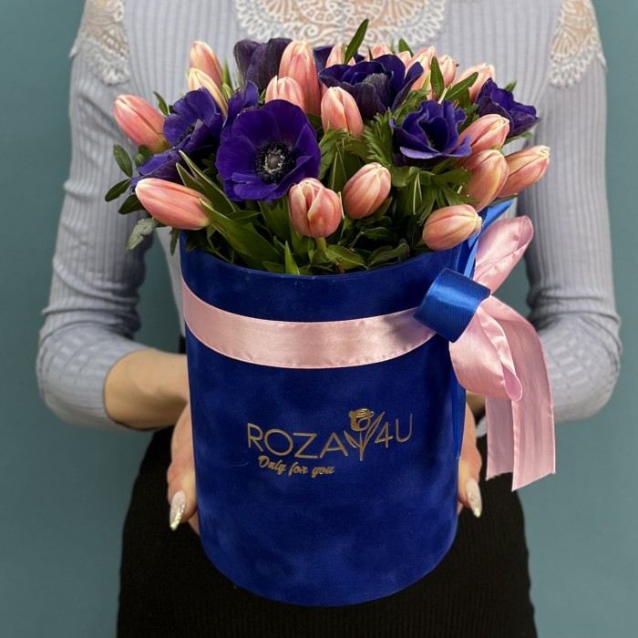 Синие анемоны с тюльпанами в бархатной коробке