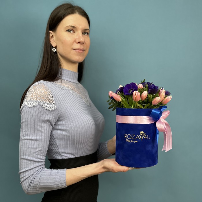 Синие анемоны с тюльпанами в бархатной коробке