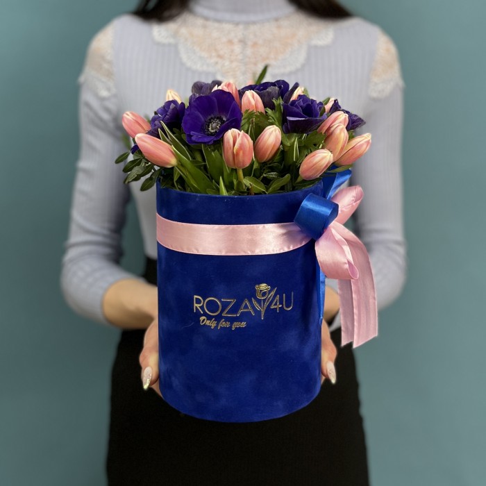 Синие анемоны с тюльпанами в бархатной коробке