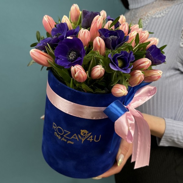 Синие анемоны с тюльпанами в бархатной коробке