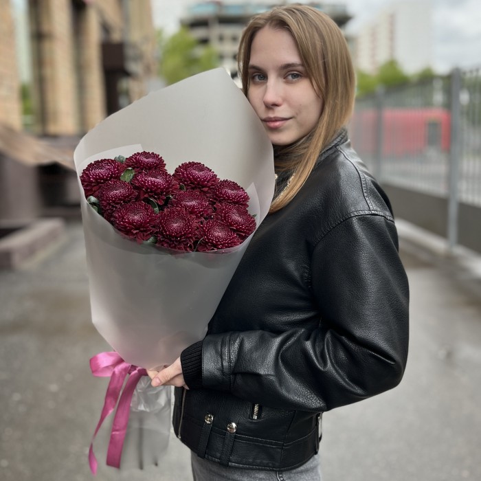 11 бордово-фиолетовых хризантем