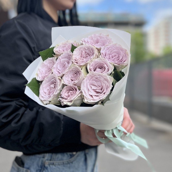 11 сиреневых роз Мемори Лейн 40 см