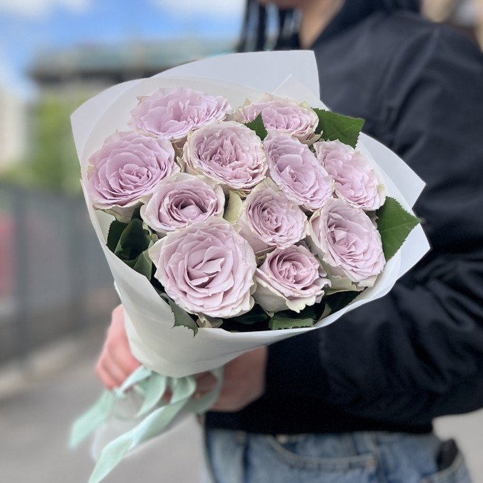 11 сиреневых роз Мемори Лейн 40 см