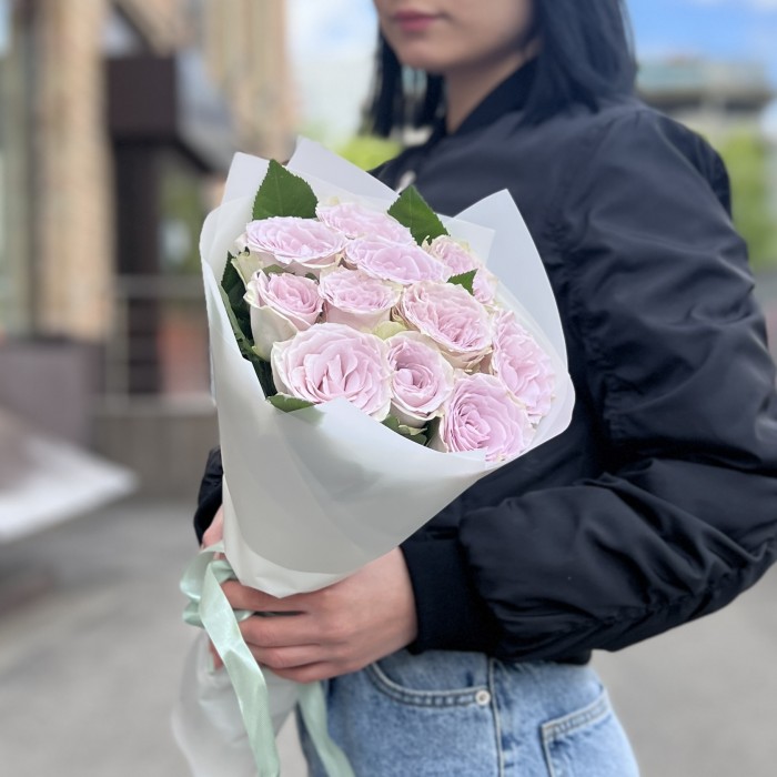 11 сиреневых роз Мемори Лейн 40 см