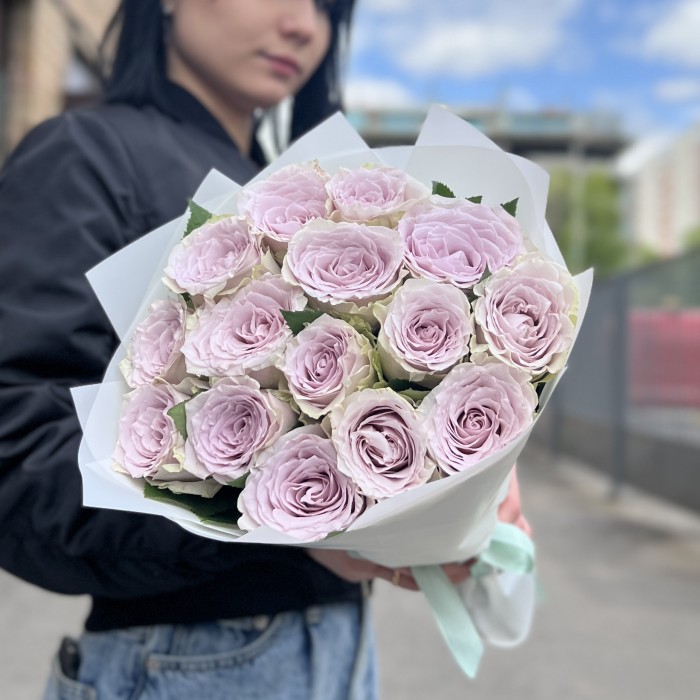 15 сиреневых роз Мемори Лейн 40 см