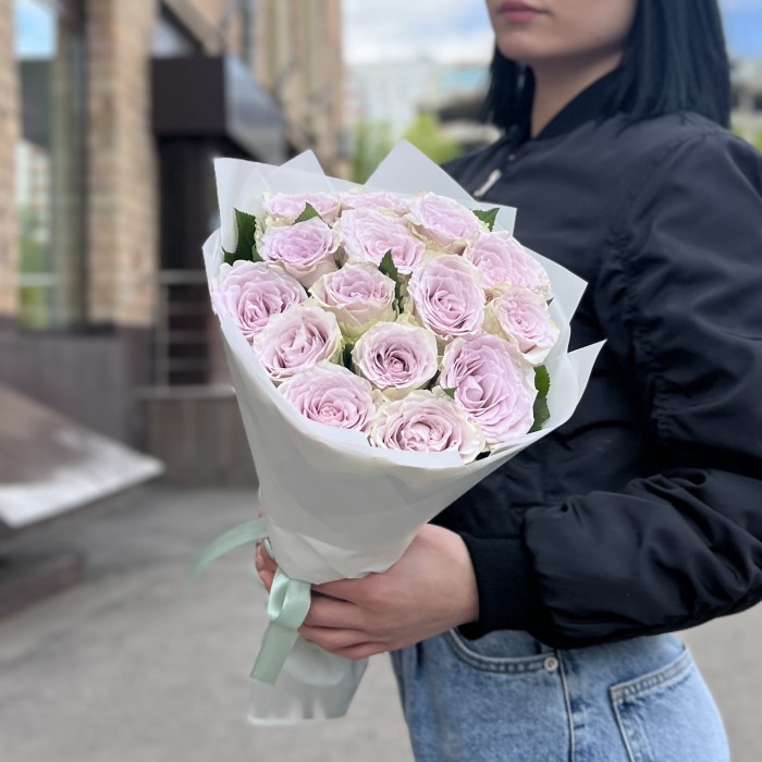 15 сиреневых роз Мемори Лейн 40 см