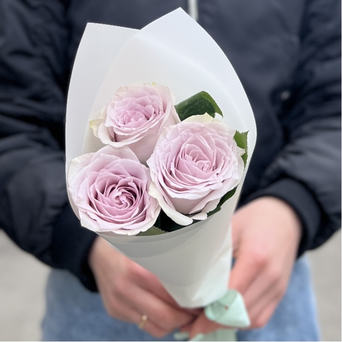 3 сиреневые розы Мемори Лейн 40 см