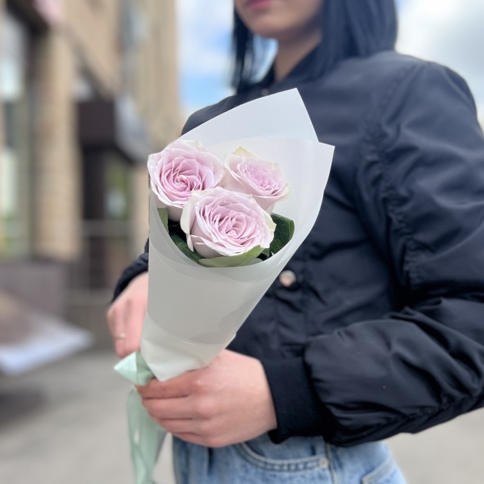 3 сиреневые розы Мемори Лейн 40 см