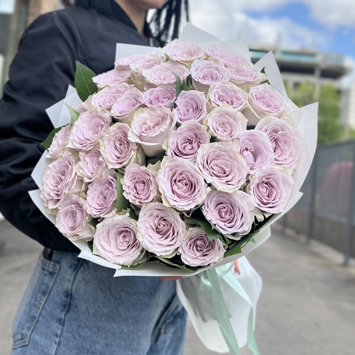 35 сиреневых роз Мемори Лейн 40 см