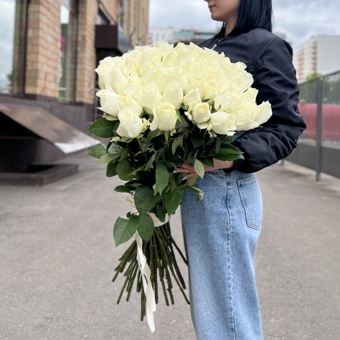45 белых роз 80 см