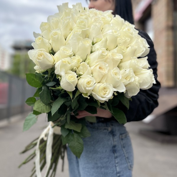 45 белых роз 80 см