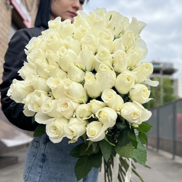 45 белых роз 80 см