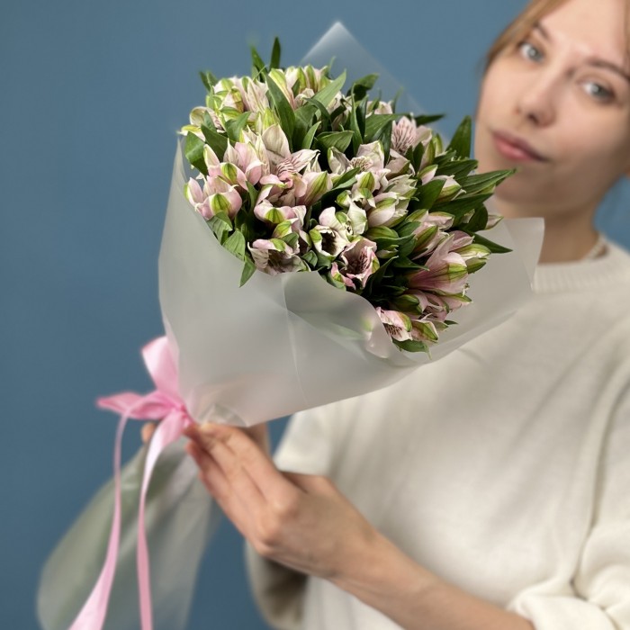 11 бело-розовых альстромерий